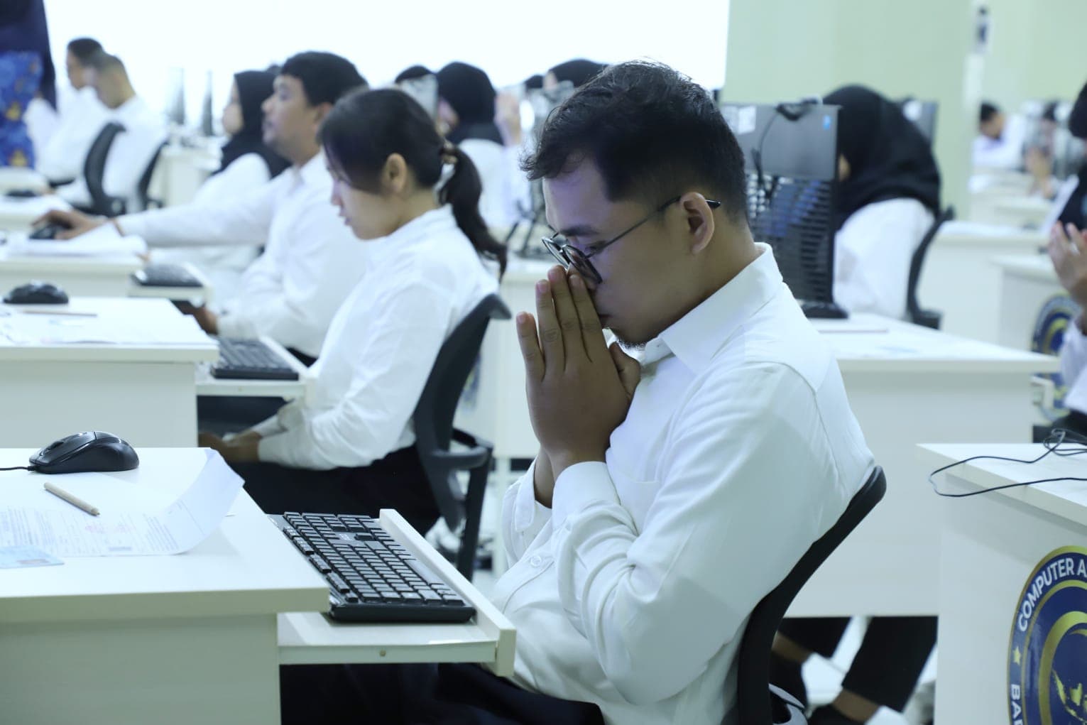 Para peserta sedang mengerjakan tes seleksi CPNS berbasis CAT